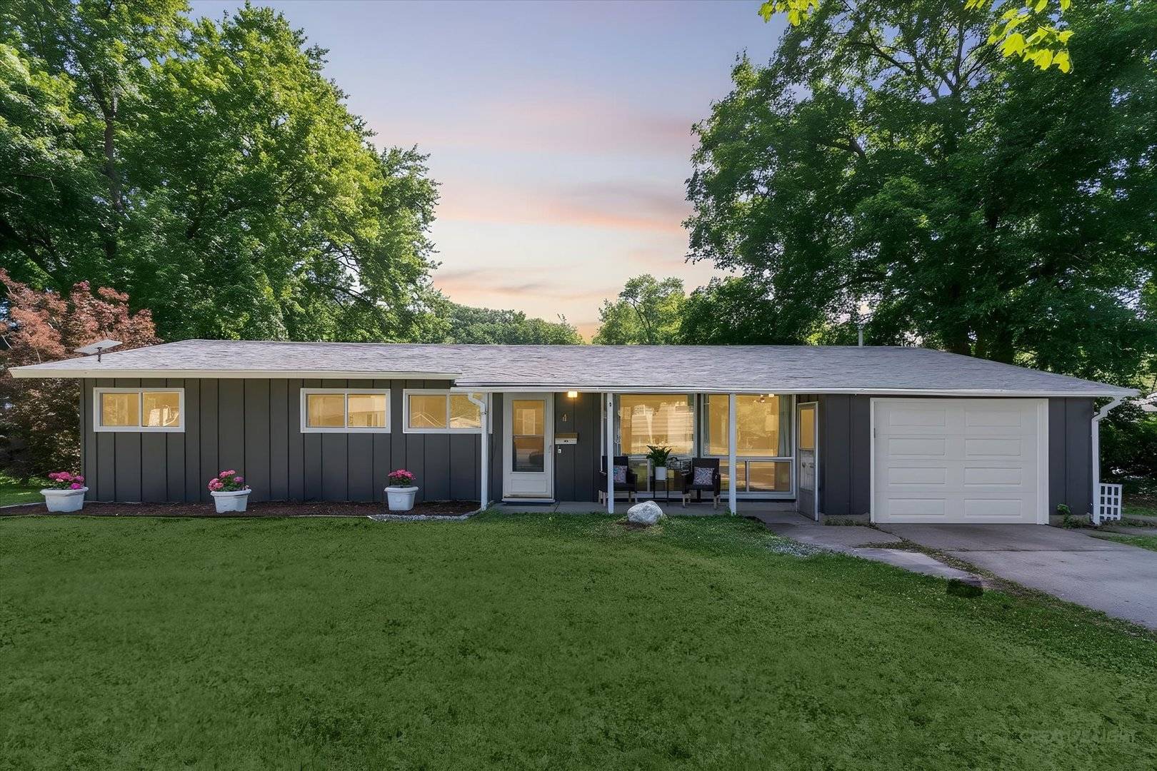 4 Woodcliff RD, Montgomery, IL 60538