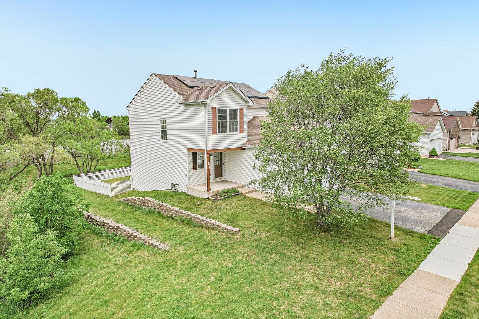 694 W Huron Hills TRL, Round Lake Heights, IL 60073