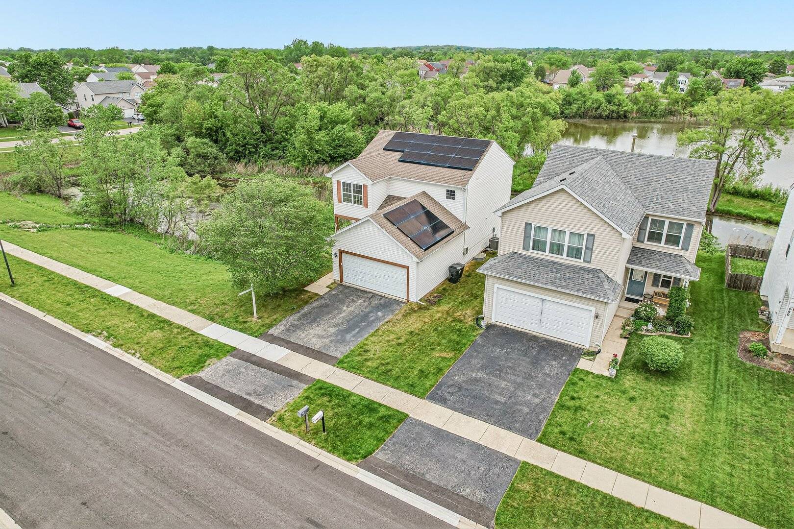 694 W Huron Hills TRL, Round Lake Heights, IL 60073