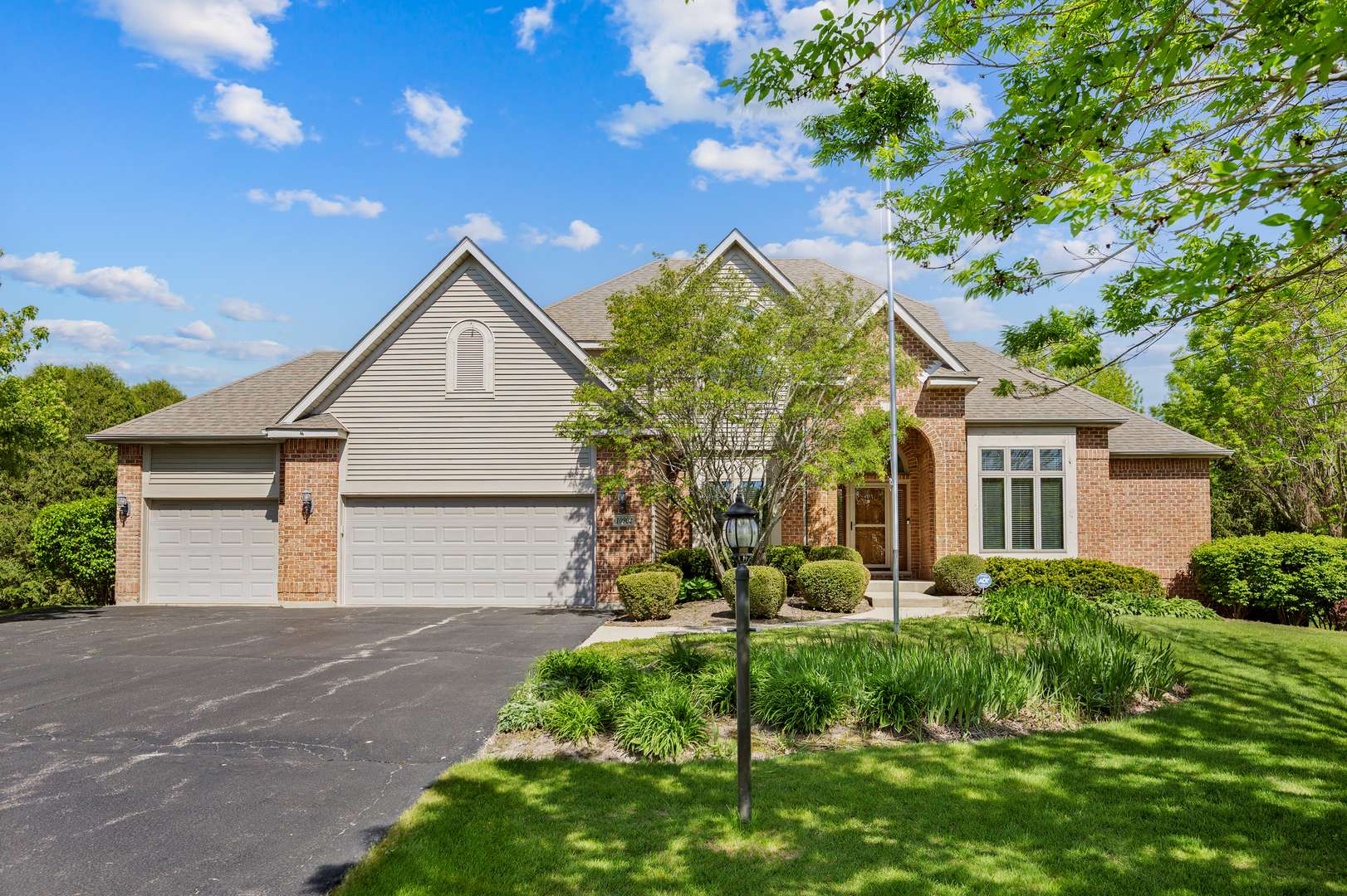 10902 Red Hawk LN, Spring Grove, IL 60081