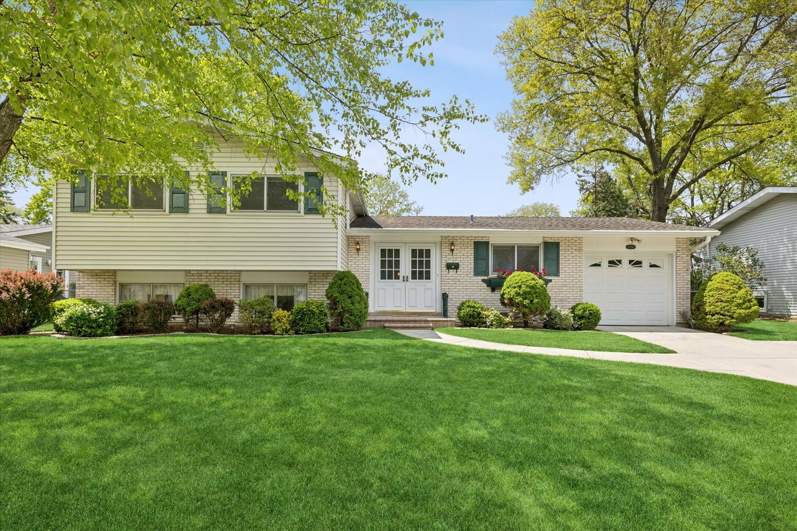 2406 N Lafayette ST, Arlington Heights, IL 60004