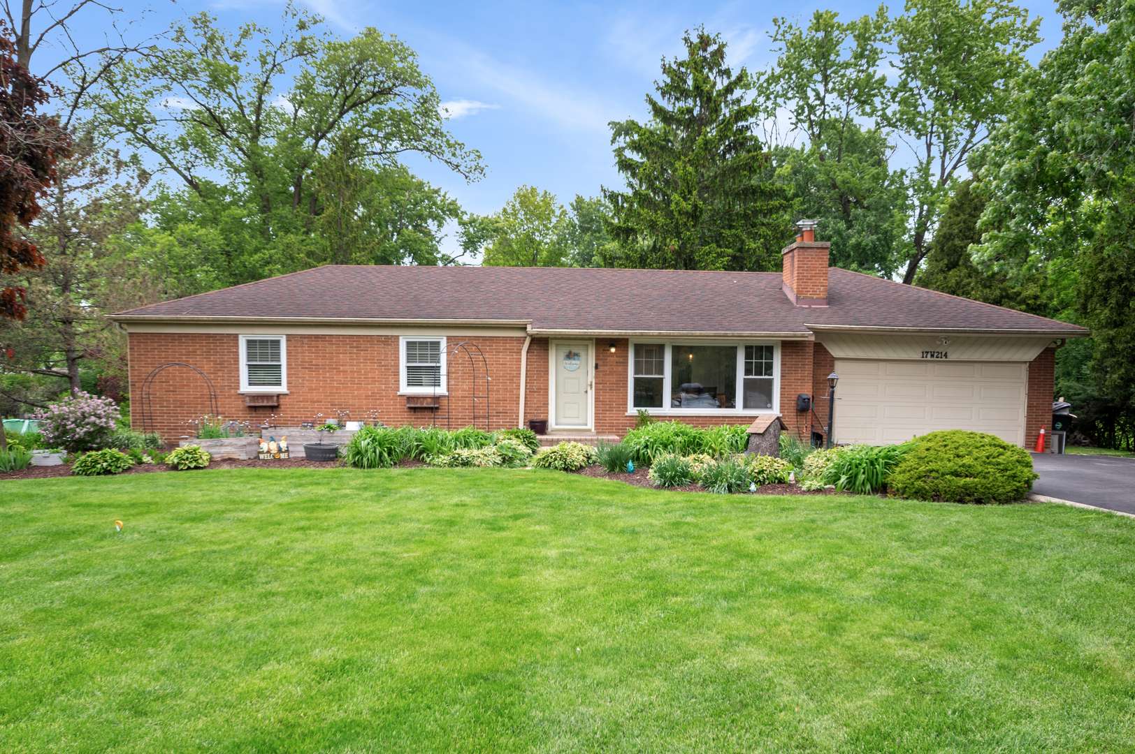 17W214 W Hillside LN, Willowbrook, IL 60527