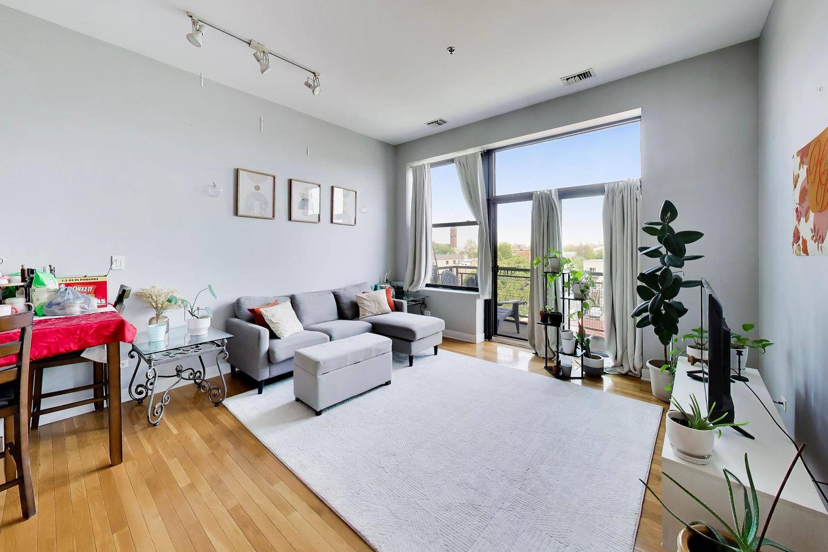 1 S Leavitt ST #403, Chicago, IL 60612