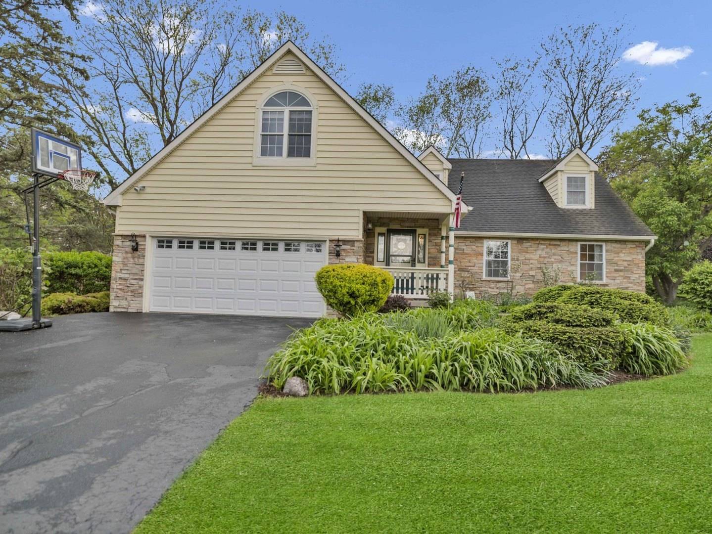 38W643 Bittersweet LN, Elgin, IL 60124