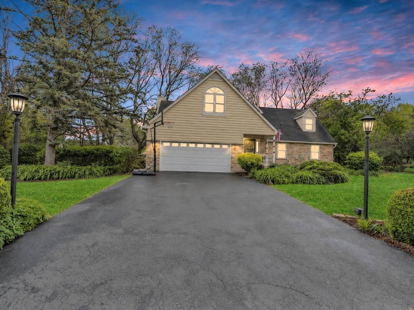 38W643 Bittersweet LN, Elgin, IL 60124