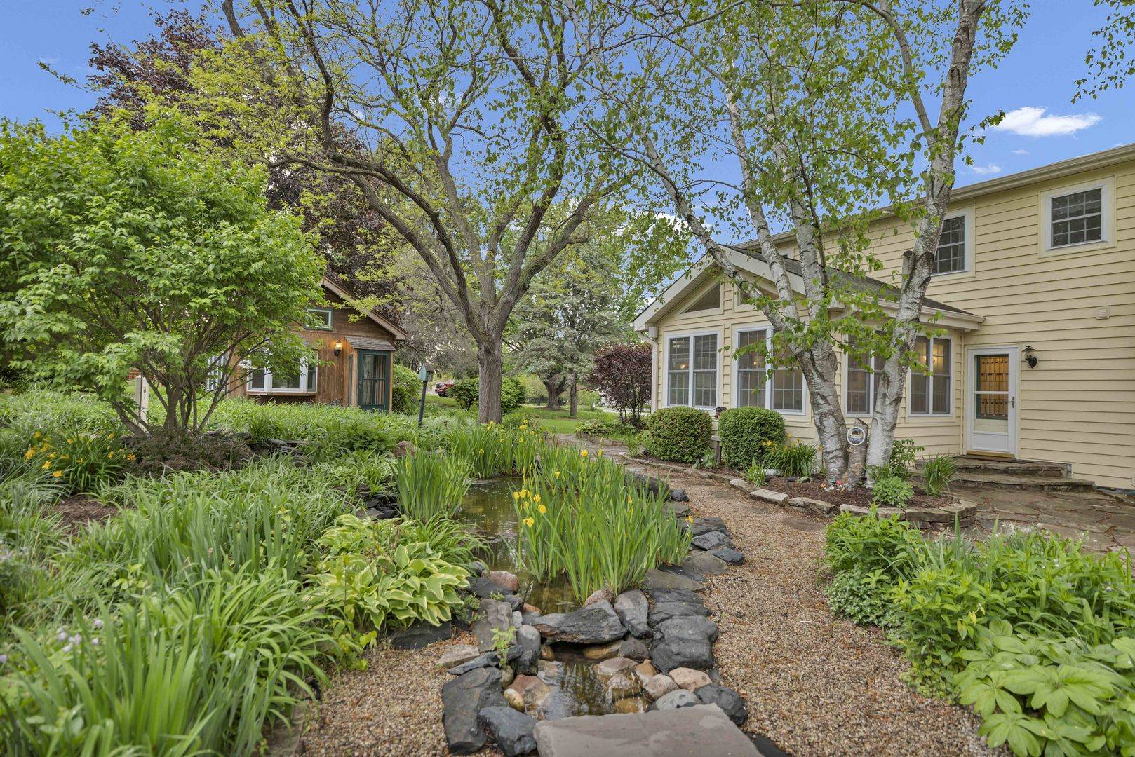 38W643 Bittersweet LN, Elgin, IL 60124