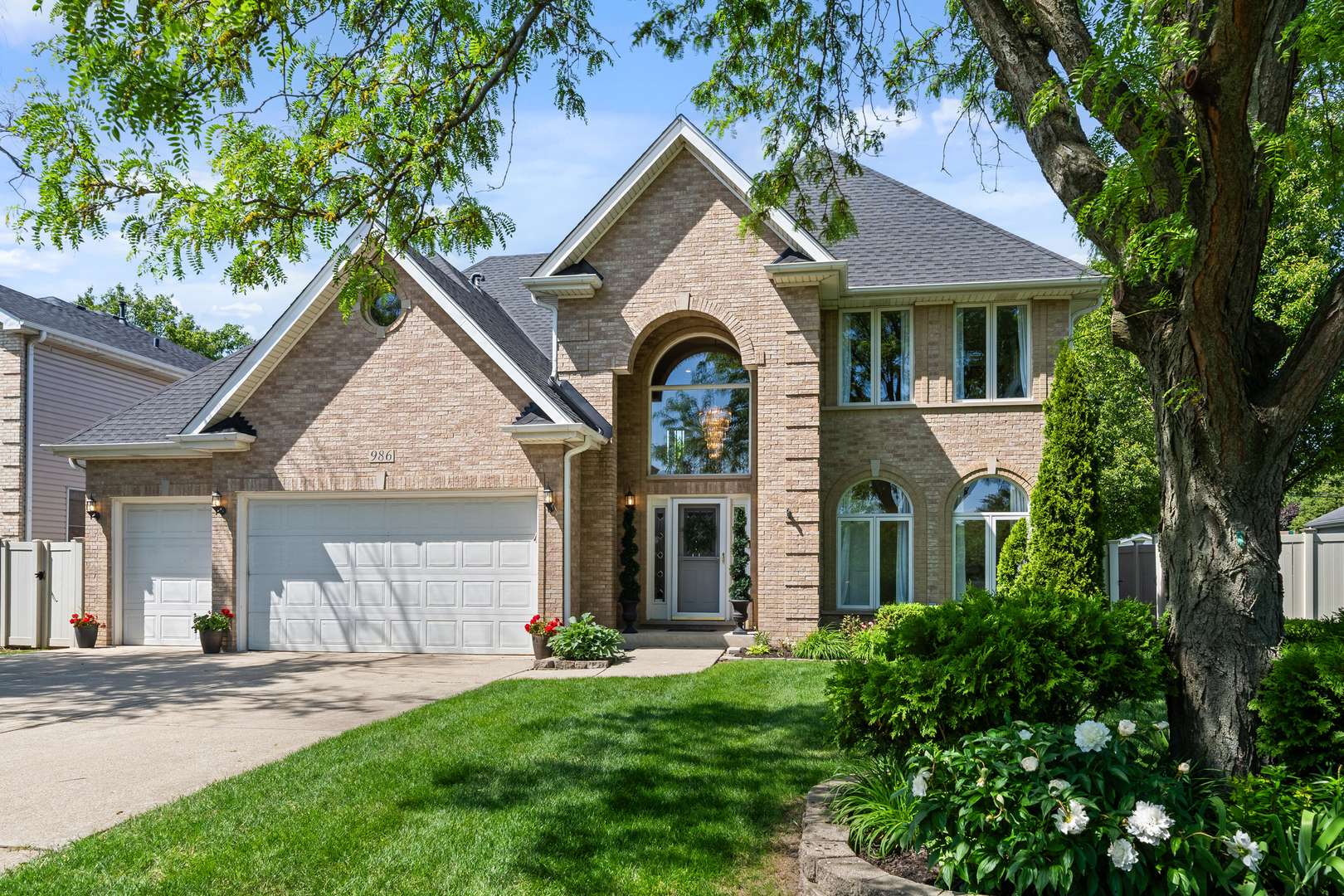 986 E Red Oak ST, Addison, IL 60101