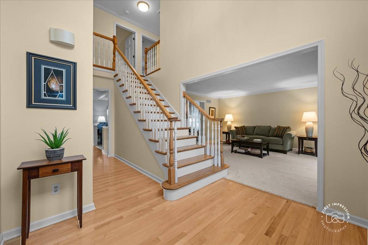 202 Windsor CIR, St. Charles, IL 60175