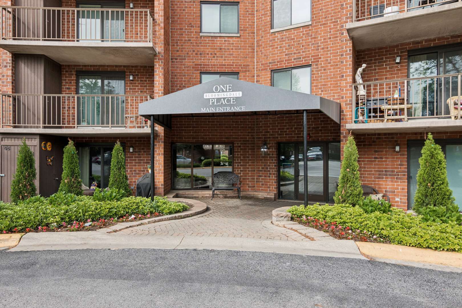 1 Bloomingdale PL #220, Bloomingdale, IL 60108