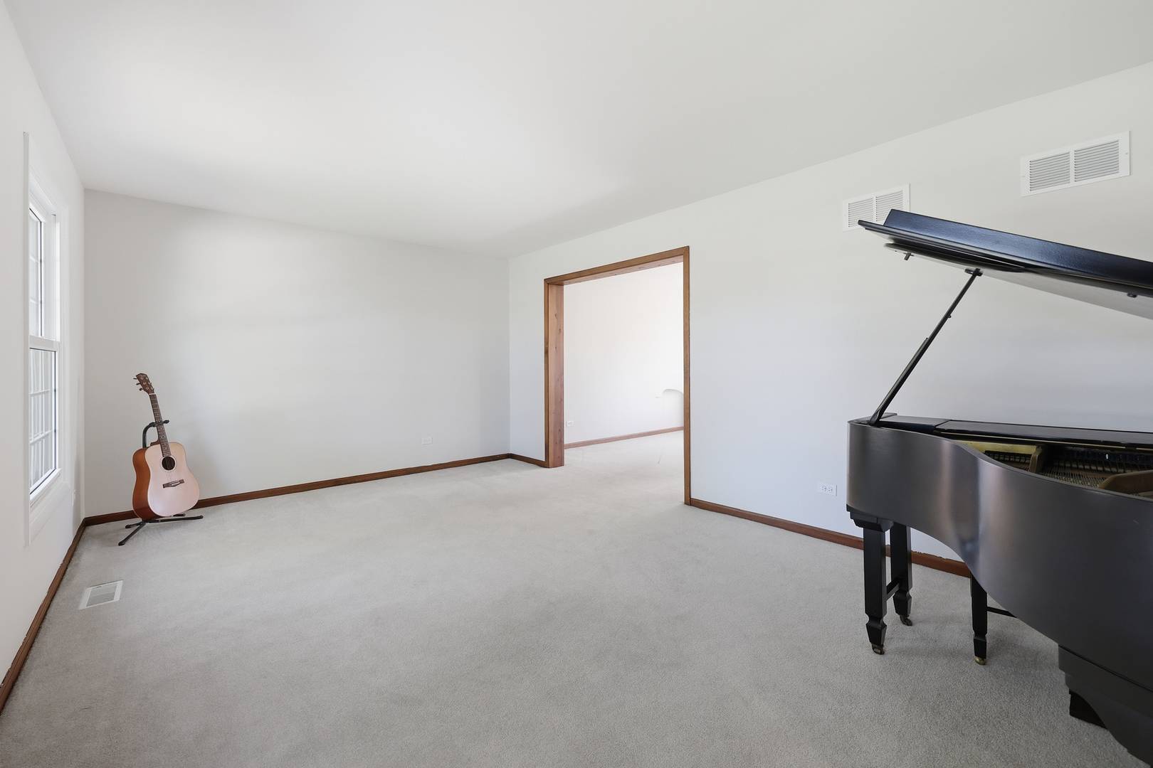 254 Woodville LN, Schaumburg, IL 60193