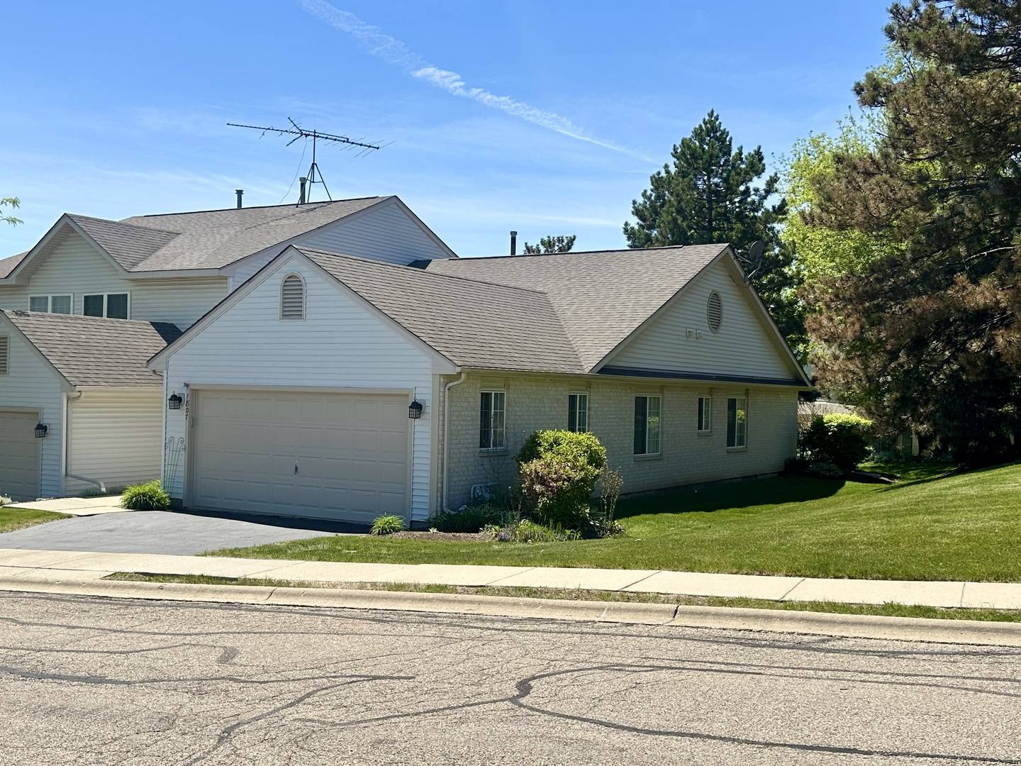 1807 Magnolia CT #1807, Mchenry, IL 60051