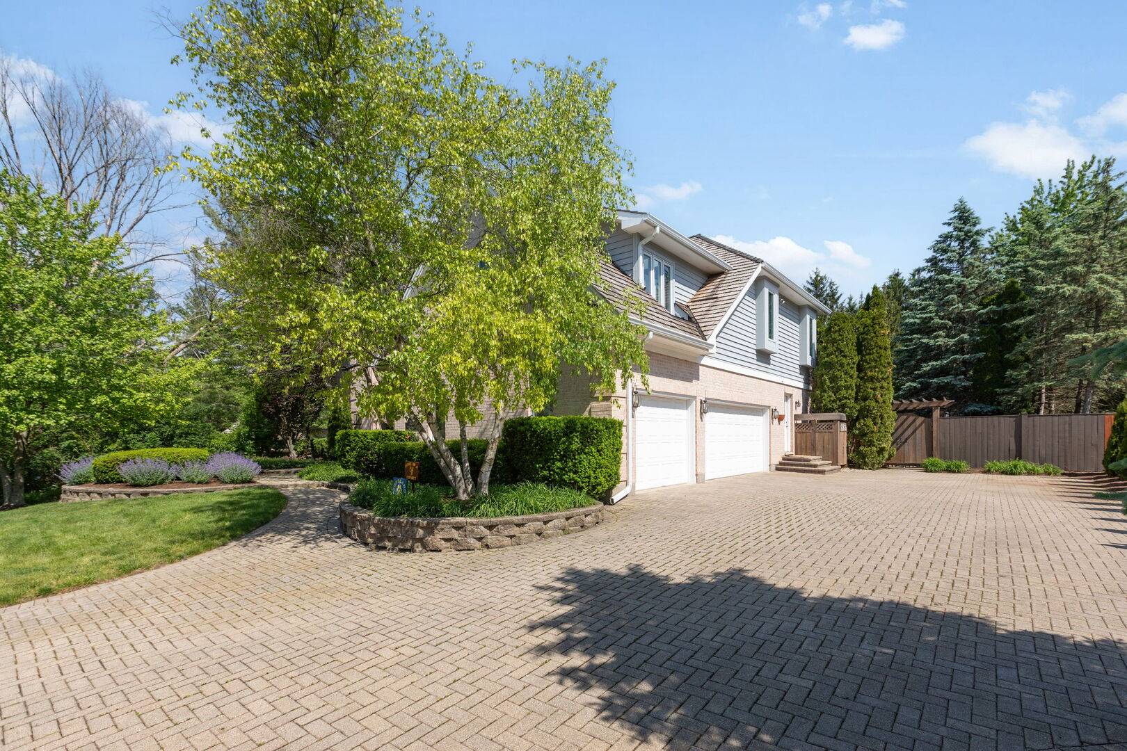 320 Camelot LN, Libertyville, IL 60048