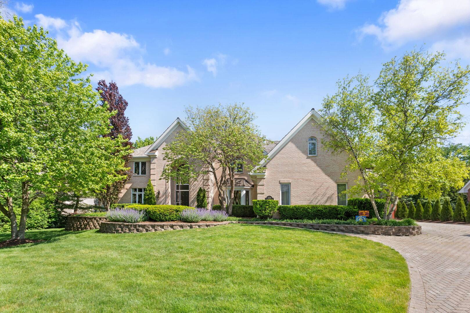 320 Camelot LN, Libertyville, IL 60048