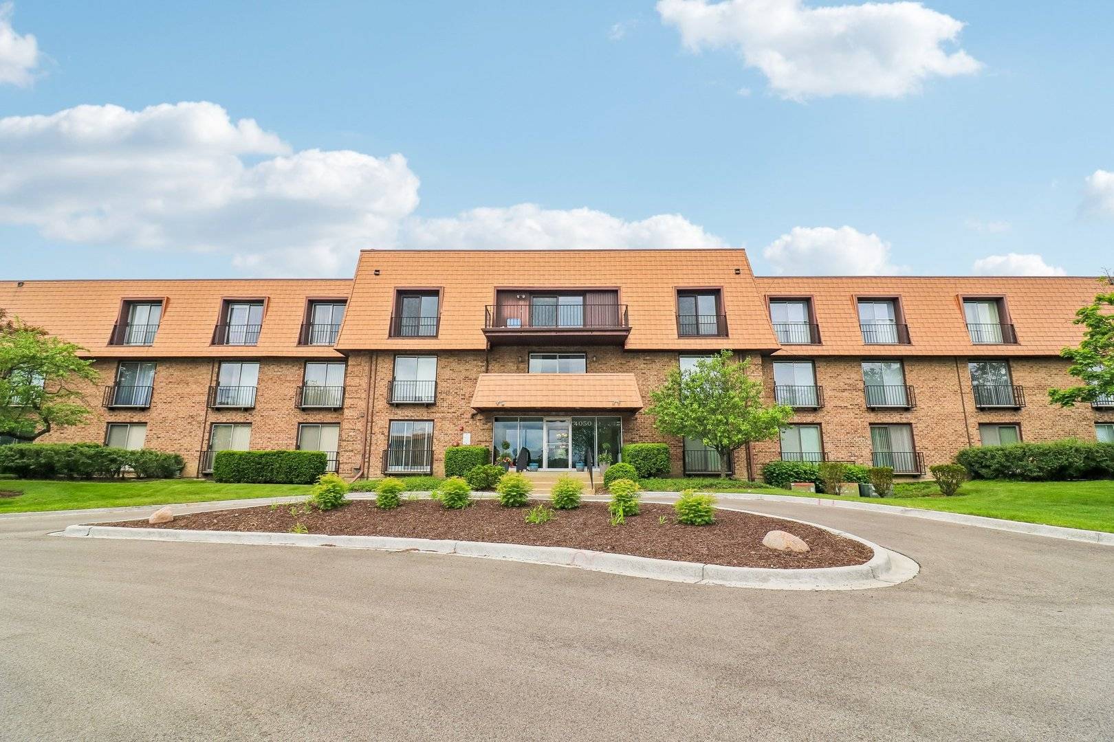 4050 Dundee RD #303, Northbrook, IL 60062