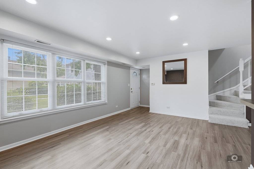 1312 woodcutter LN #C, Wheaton, IL 60189