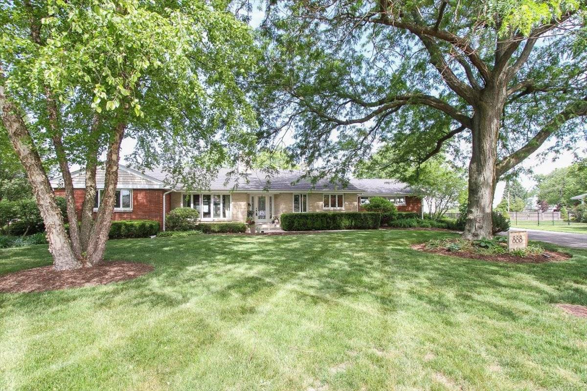 888 Sunset LN, Sycamore, IL 60178