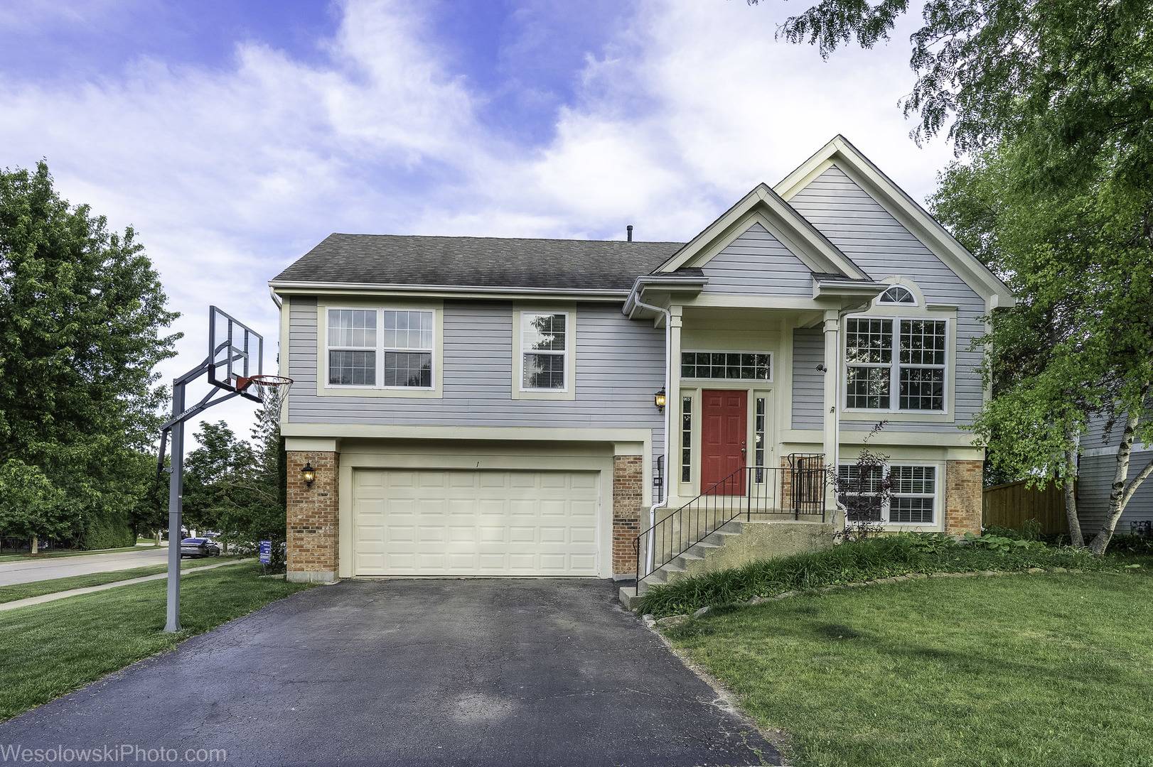 1 Coventry CT, South Elgin, IL 60177