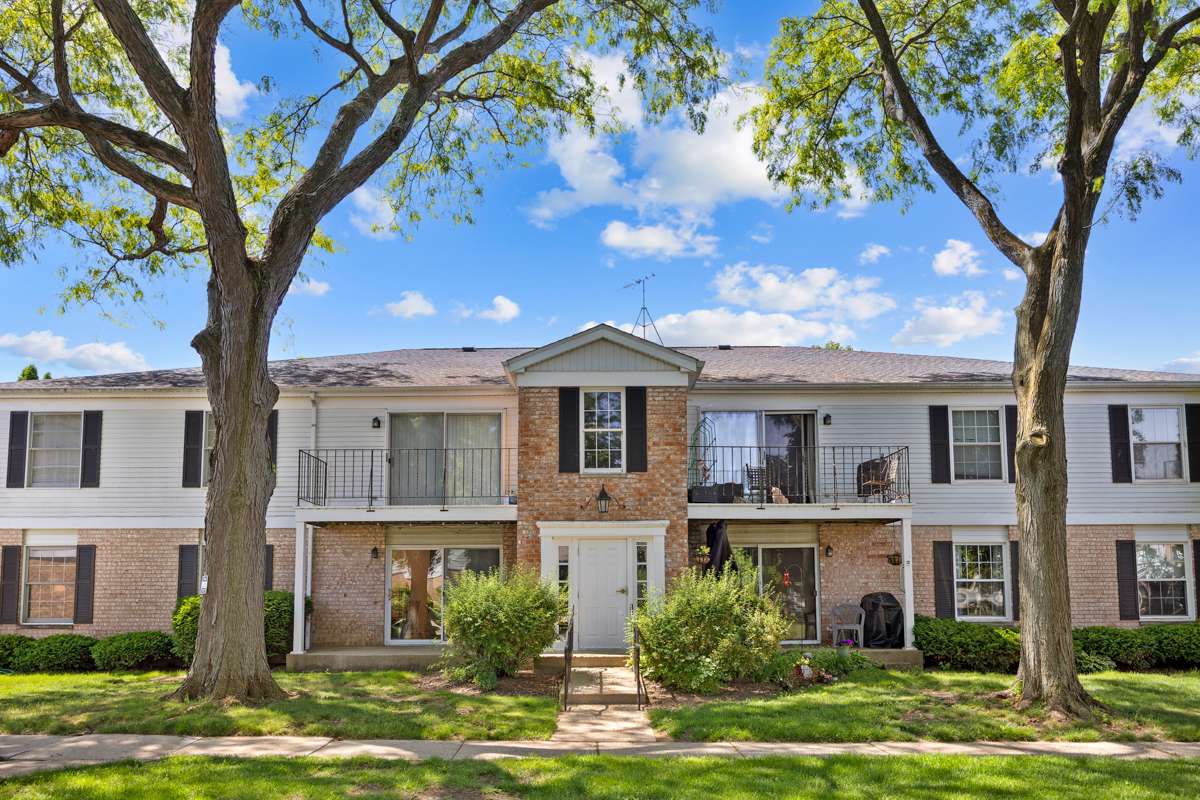 981 Golf Course RD #3, Crystal Lake, IL 60014