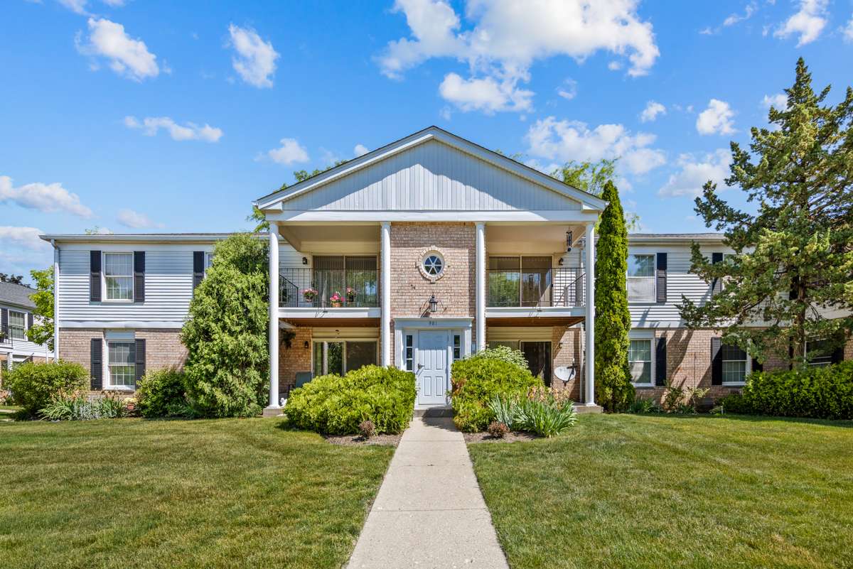 981 Golf Course RD #3, Crystal Lake, IL 60014