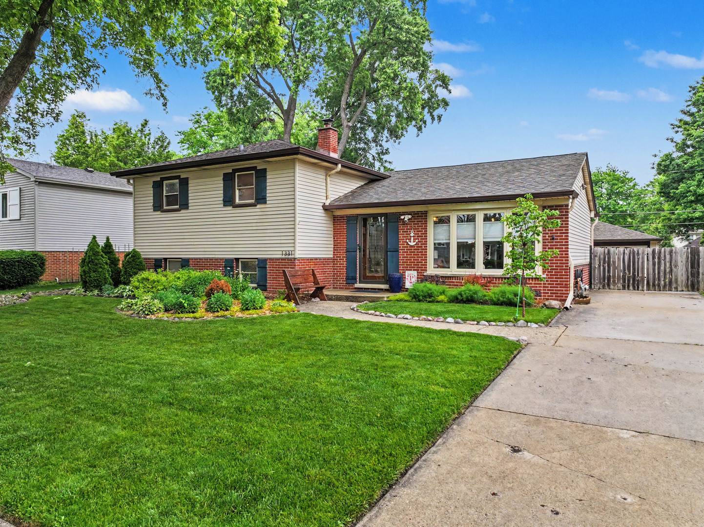 1331 N Indigo DR, Mount Prospect, IL 60056