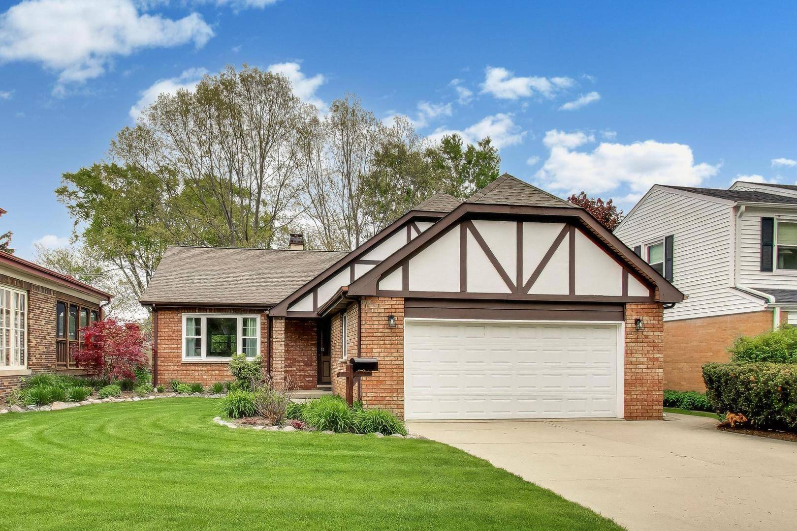 313 S Hi Lusi AVE, Mount Prospect, IL 60056