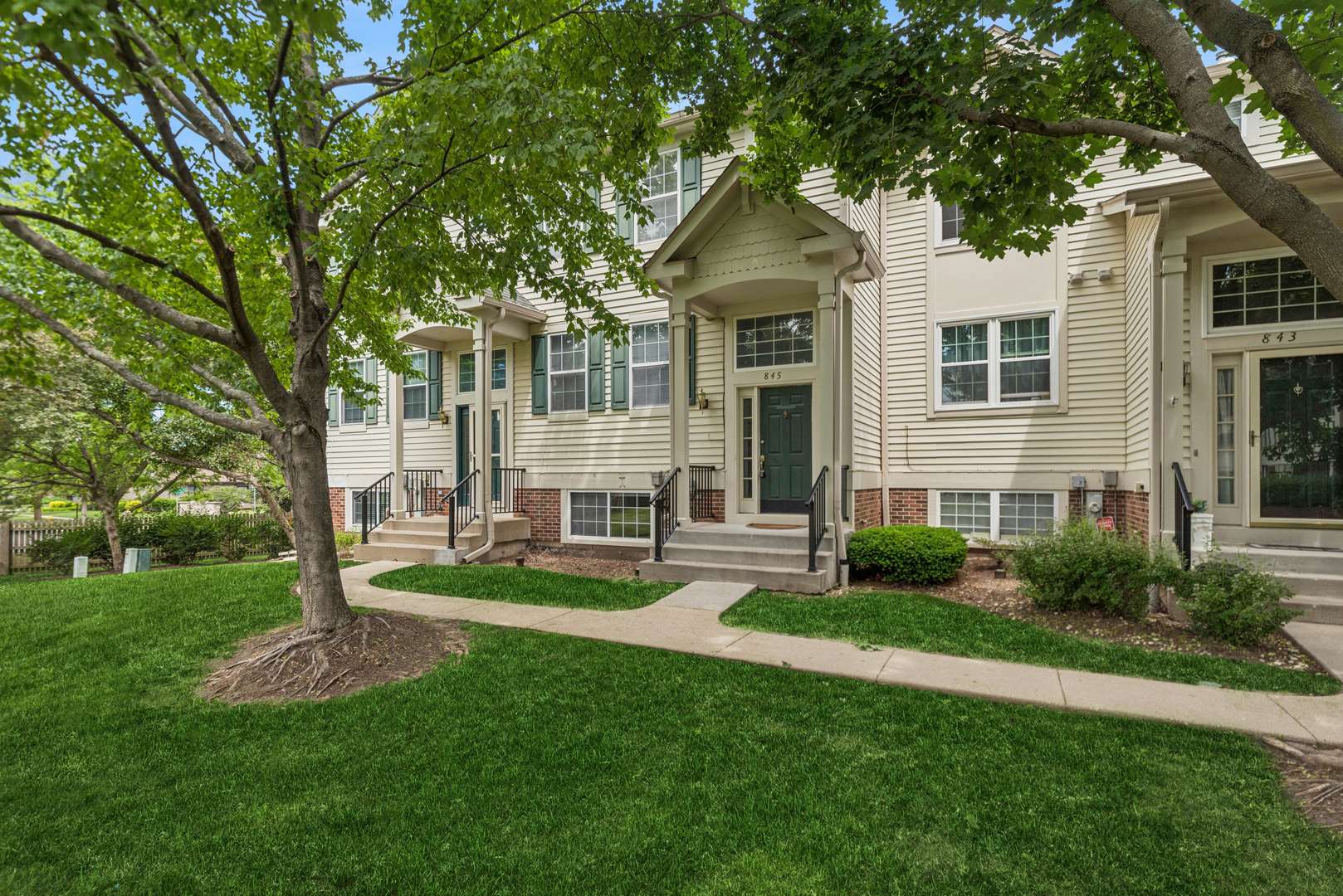 845 Essex CIR, Grayslake, IL 60030