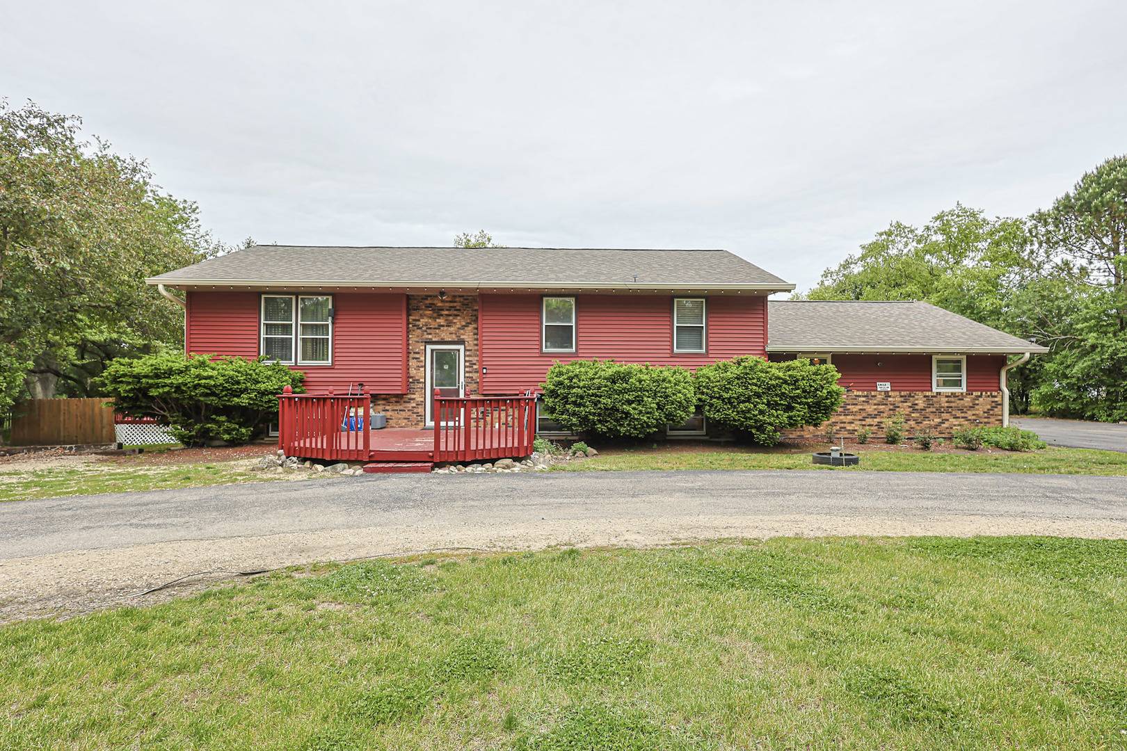 9012 Swanson RD, Lake In The Hills, IL 60156