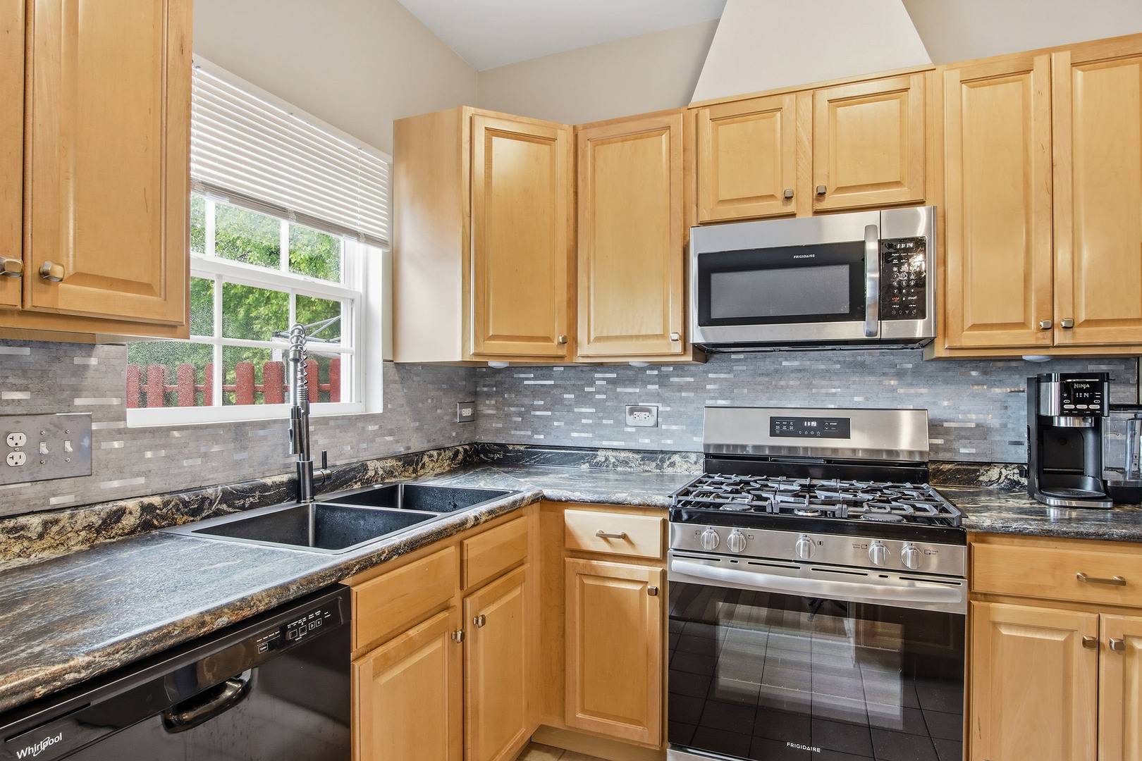 2603 Kendall XING, Mchenry, IL 60051