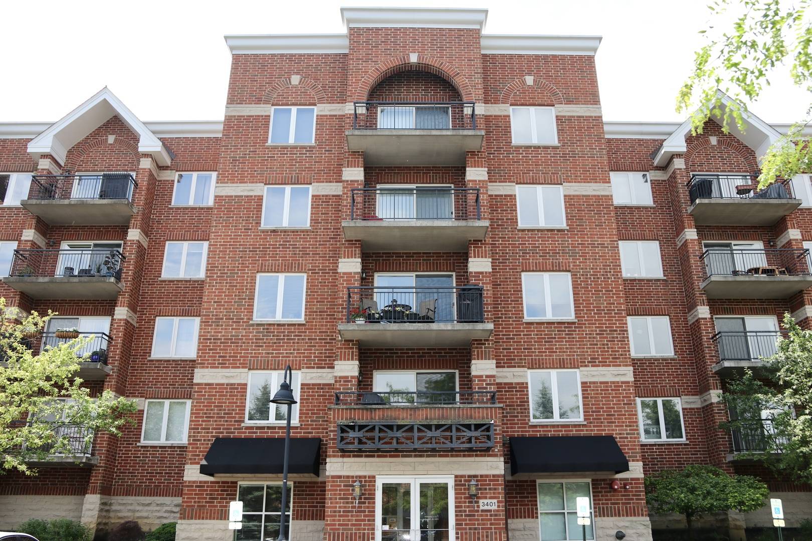 3401 N Carriageway DR #401, Arlington Heights, IL 60004