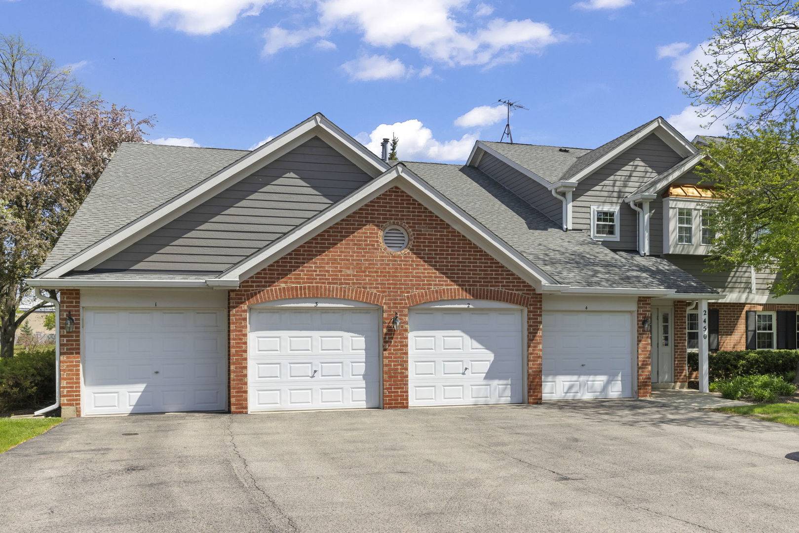 2450 Charleston DR #1, Schaumburg, IL 60193