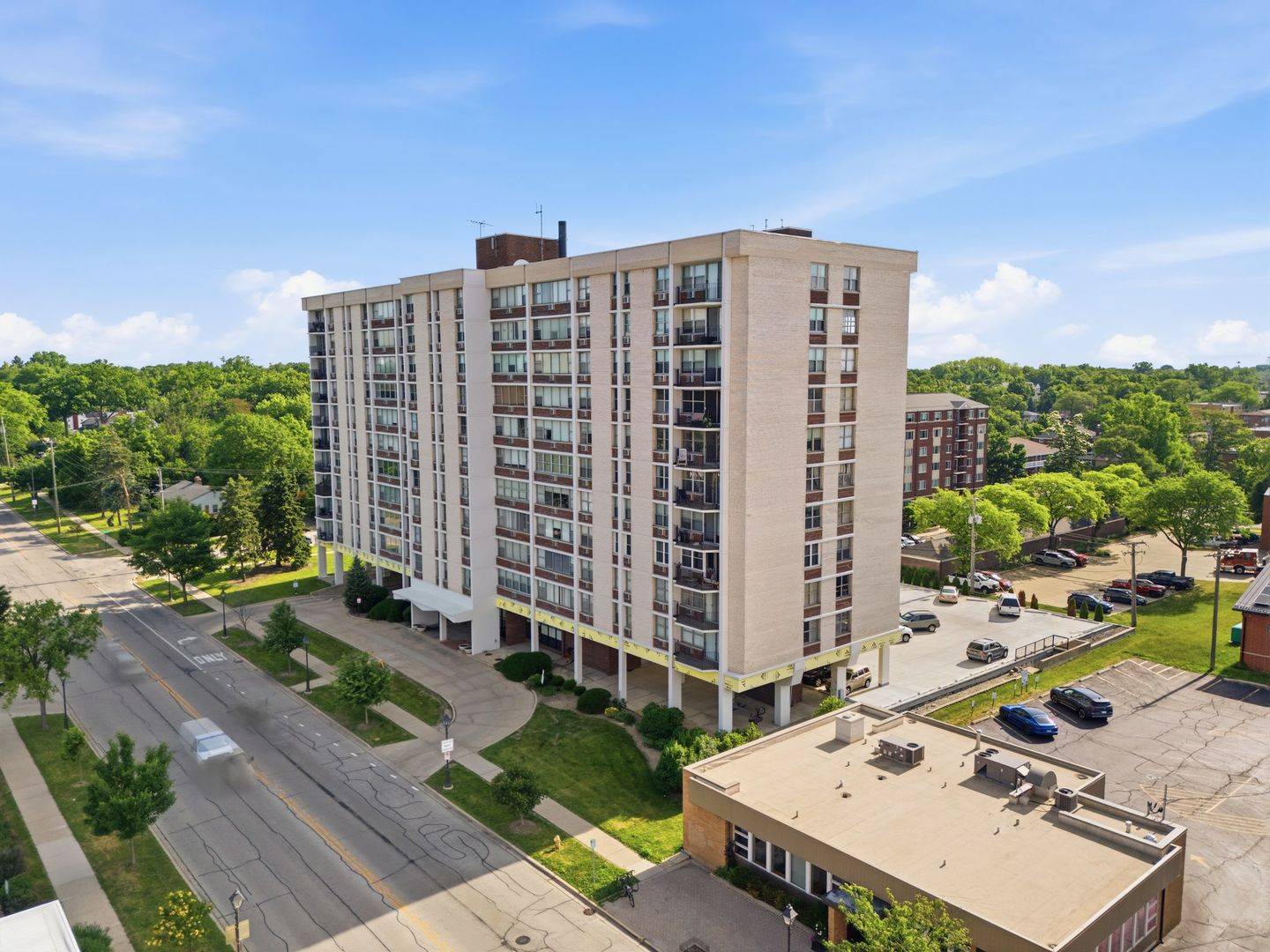 33 N Main ST #6G, Lombard, IL 60148