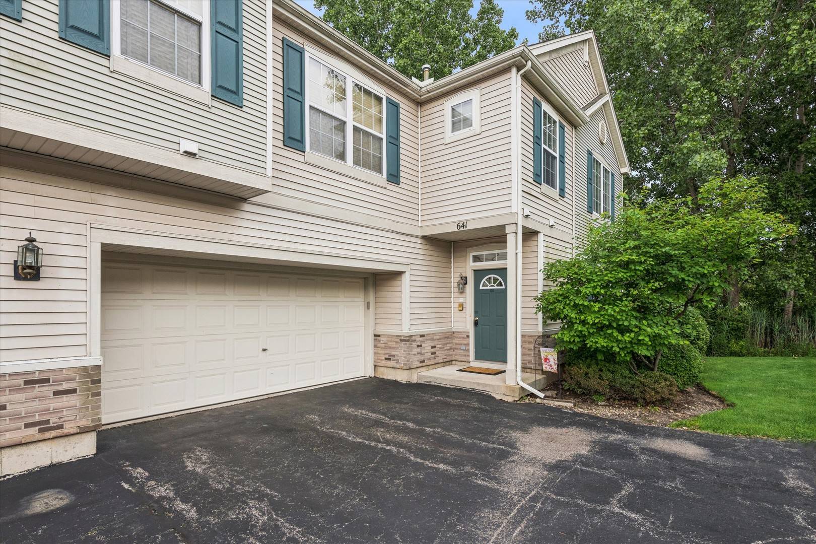 641 Bridle CT #641, Lakemoor, IL 60051