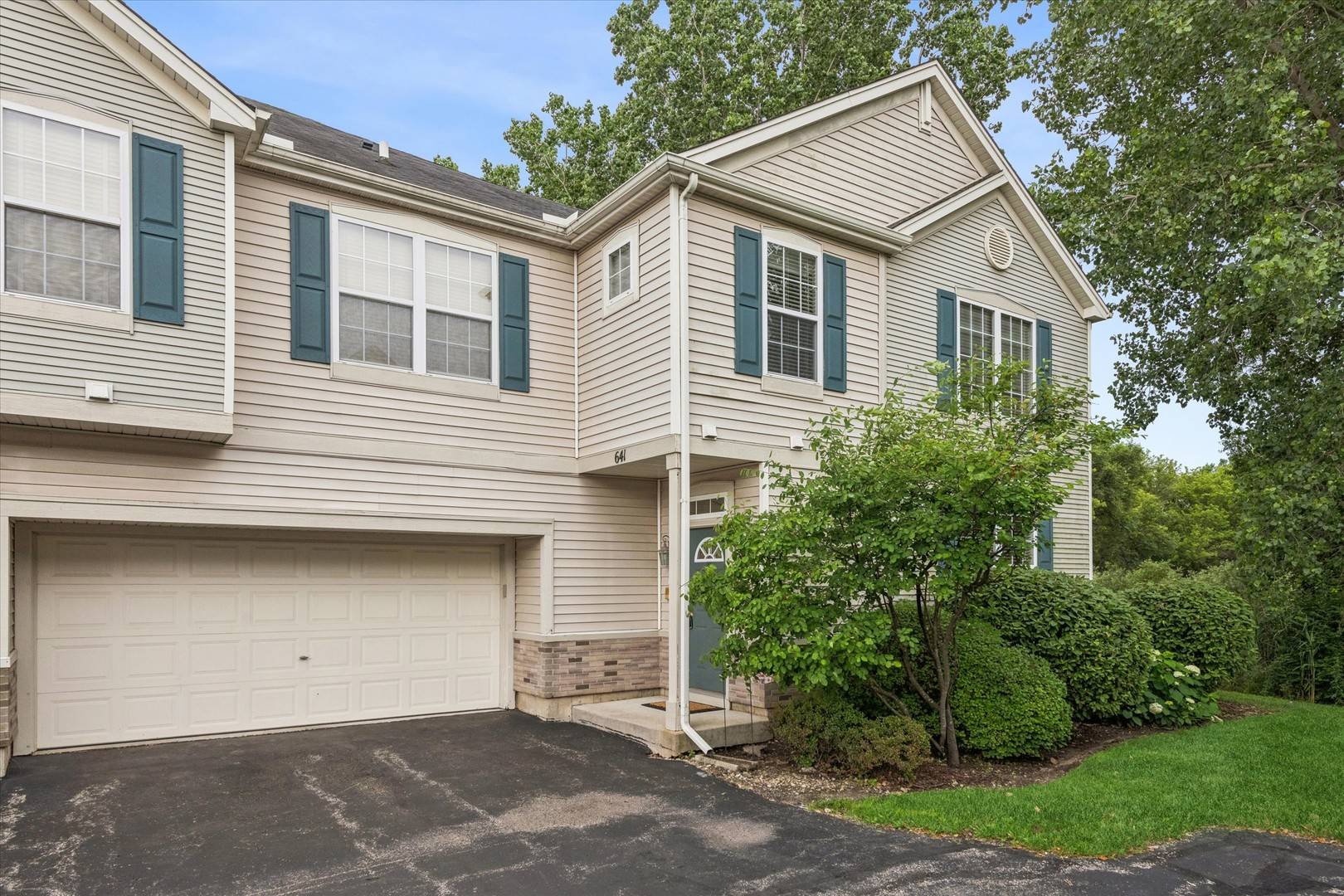 641 Bridle CT #641, Lakemoor, IL 60051