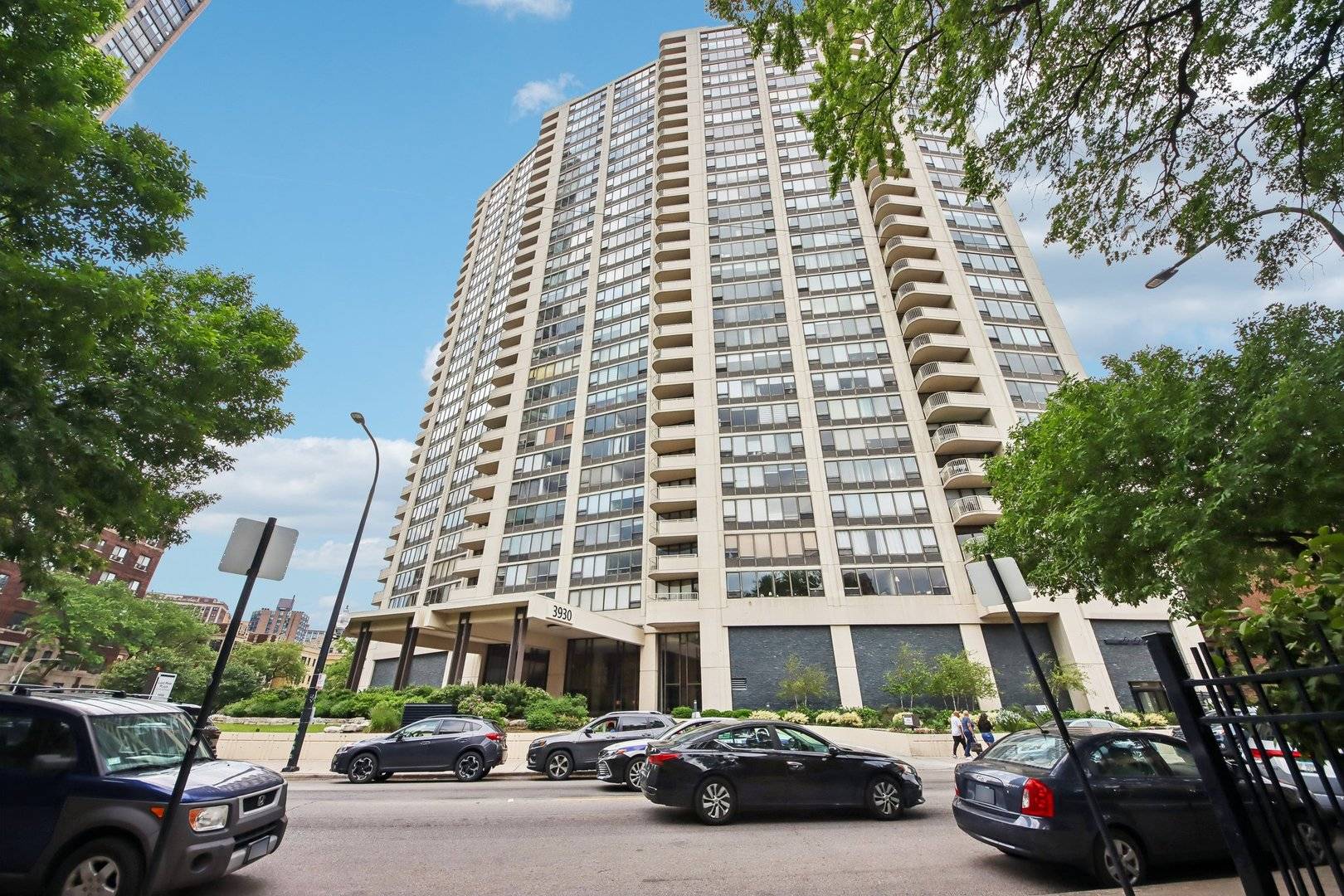 3930 N Pine Grove AVE #2708, Chicago, IL 60613