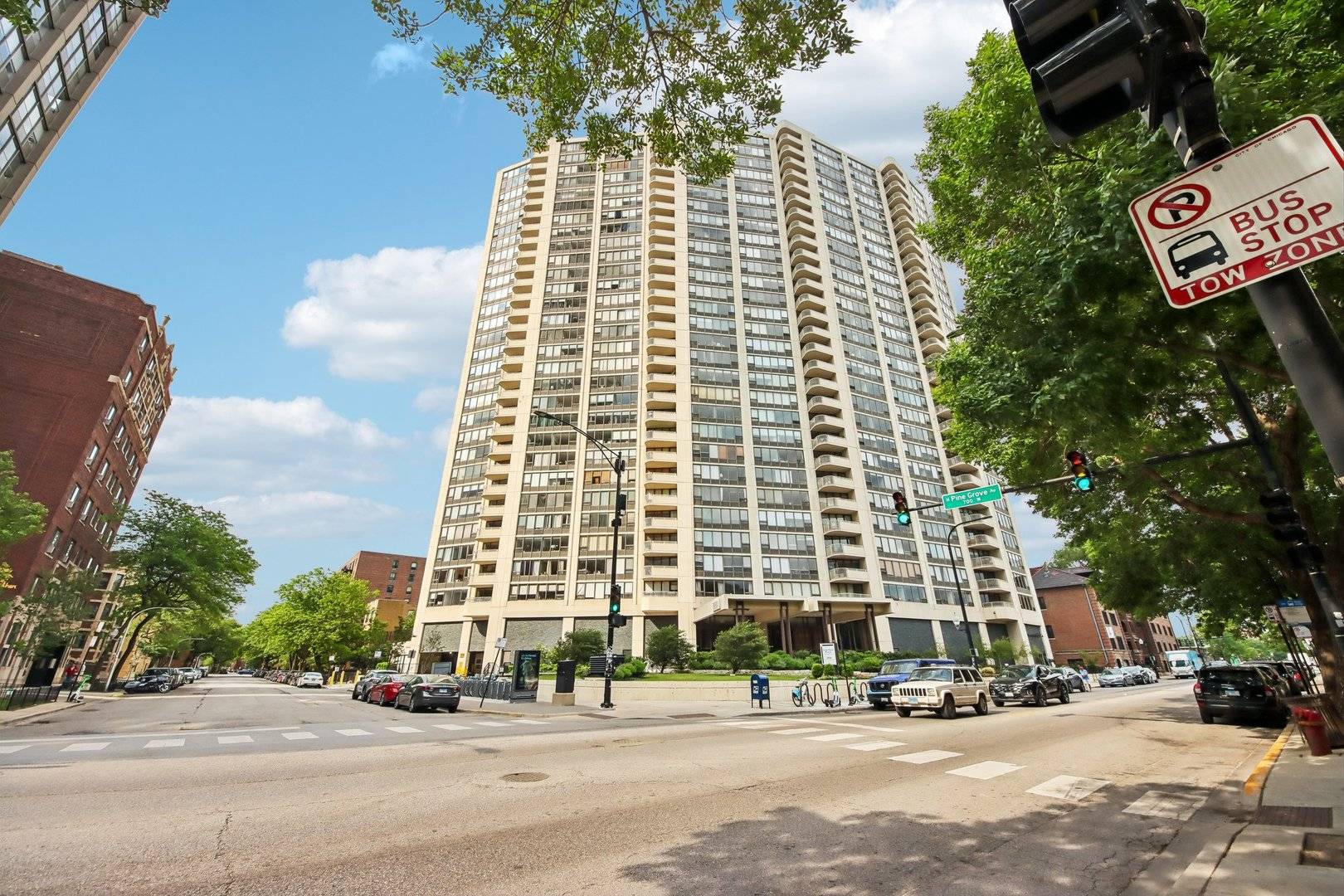 3930 N Pine Grove AVE #2708, Chicago, IL 60613