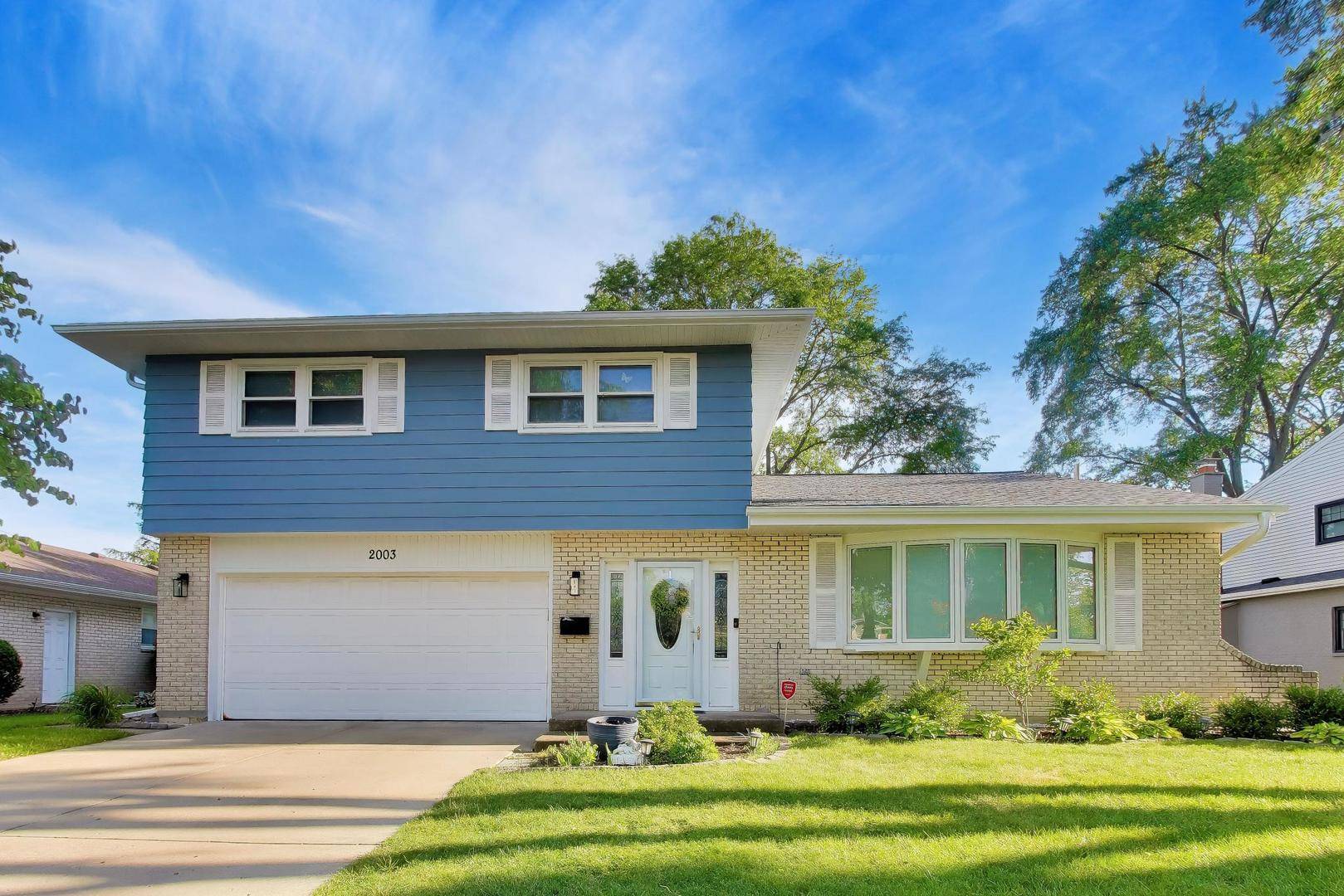 2003 E Lillian LN, Arlington Heights, IL 60004