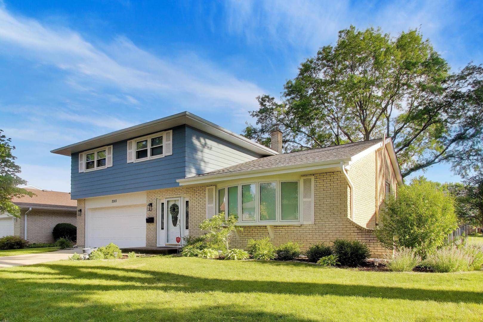 2003 E Lillian LN, Arlington Heights, IL 60004