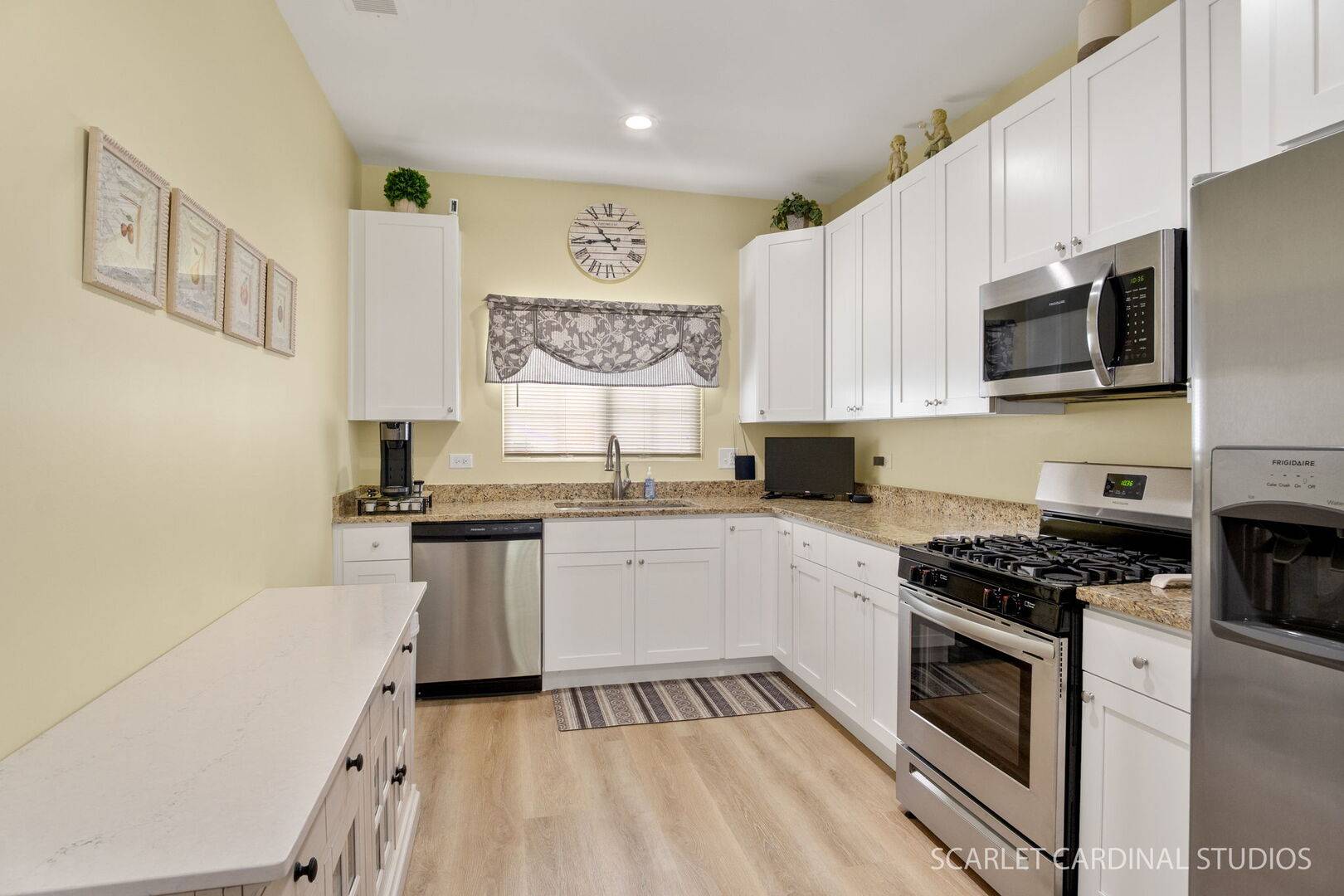 911 Gillespie LN, Yorkville, IL 60560