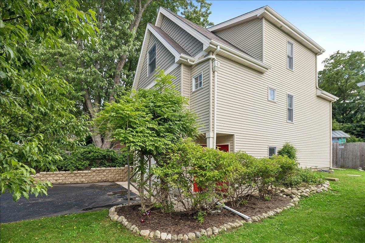 901 Peter ST, Mchenry, IL 60051