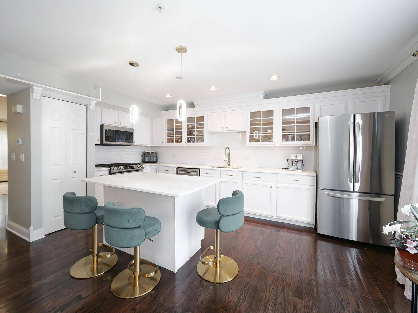 1615 Fox Run DR, Arlington Heights, IL 60004