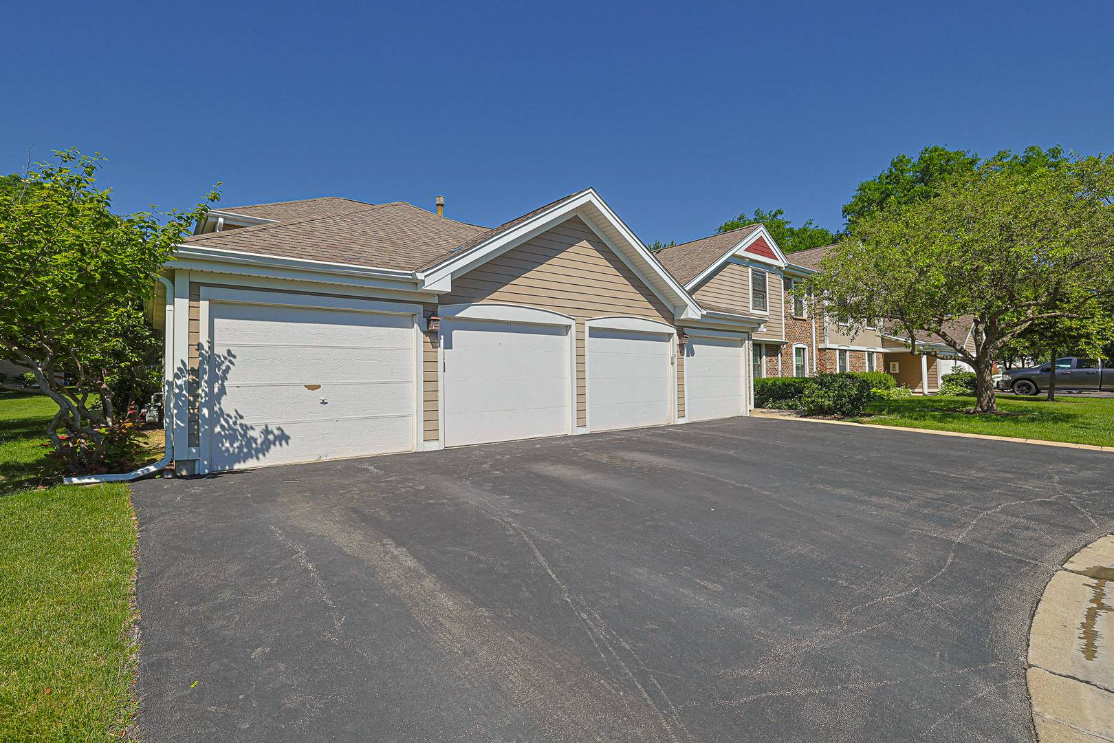 220 OAK KNOLL CT #B2, Schaumburg, IL 60193