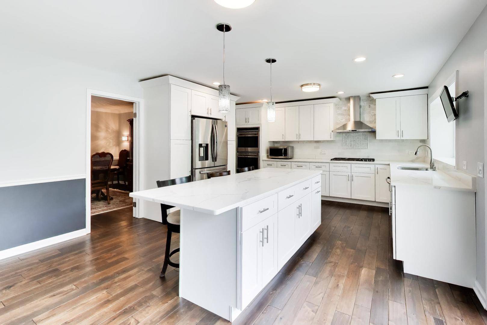 4225 Terri Lyn LN, Northbrook, IL 60062