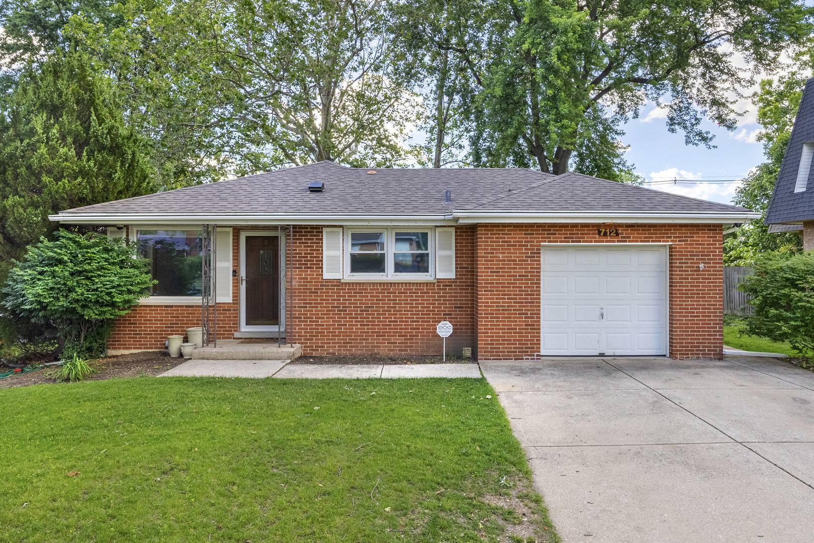712 Spring ST, Roselle, IL 60172
