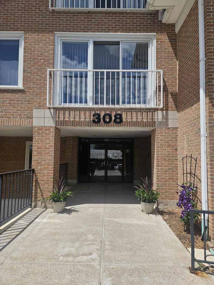 308 Happ RD #304, Northfield, IL 60093
