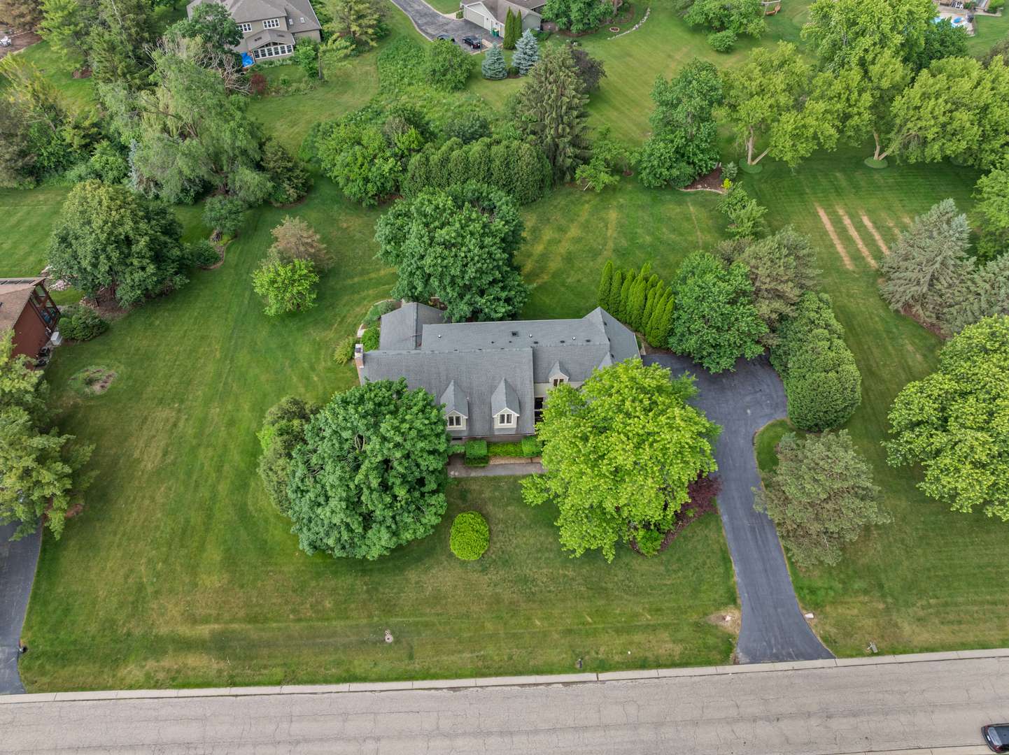 16 Old Barn RD, Hawthorn Woods, IL 60047