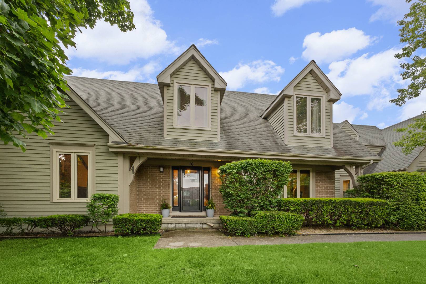 16 Old Barn RD, Hawthorn Woods, IL 60047