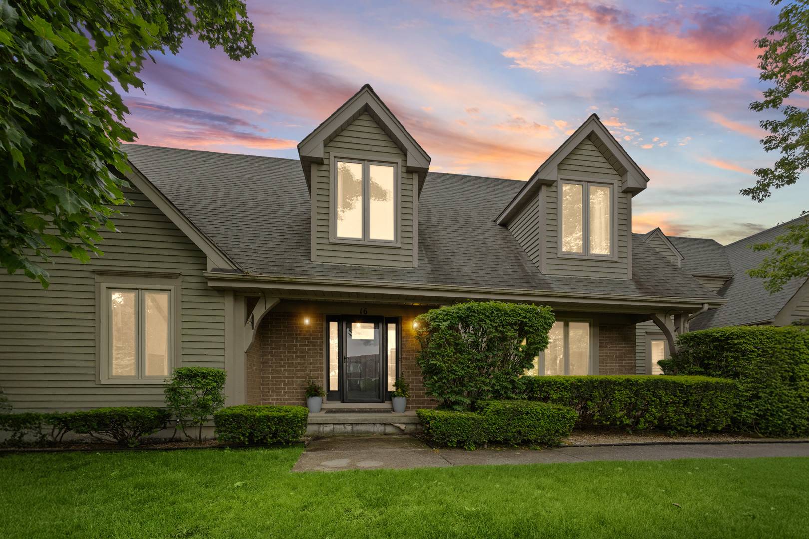 16 Old Barn RD, Hawthorn Woods, IL 60047