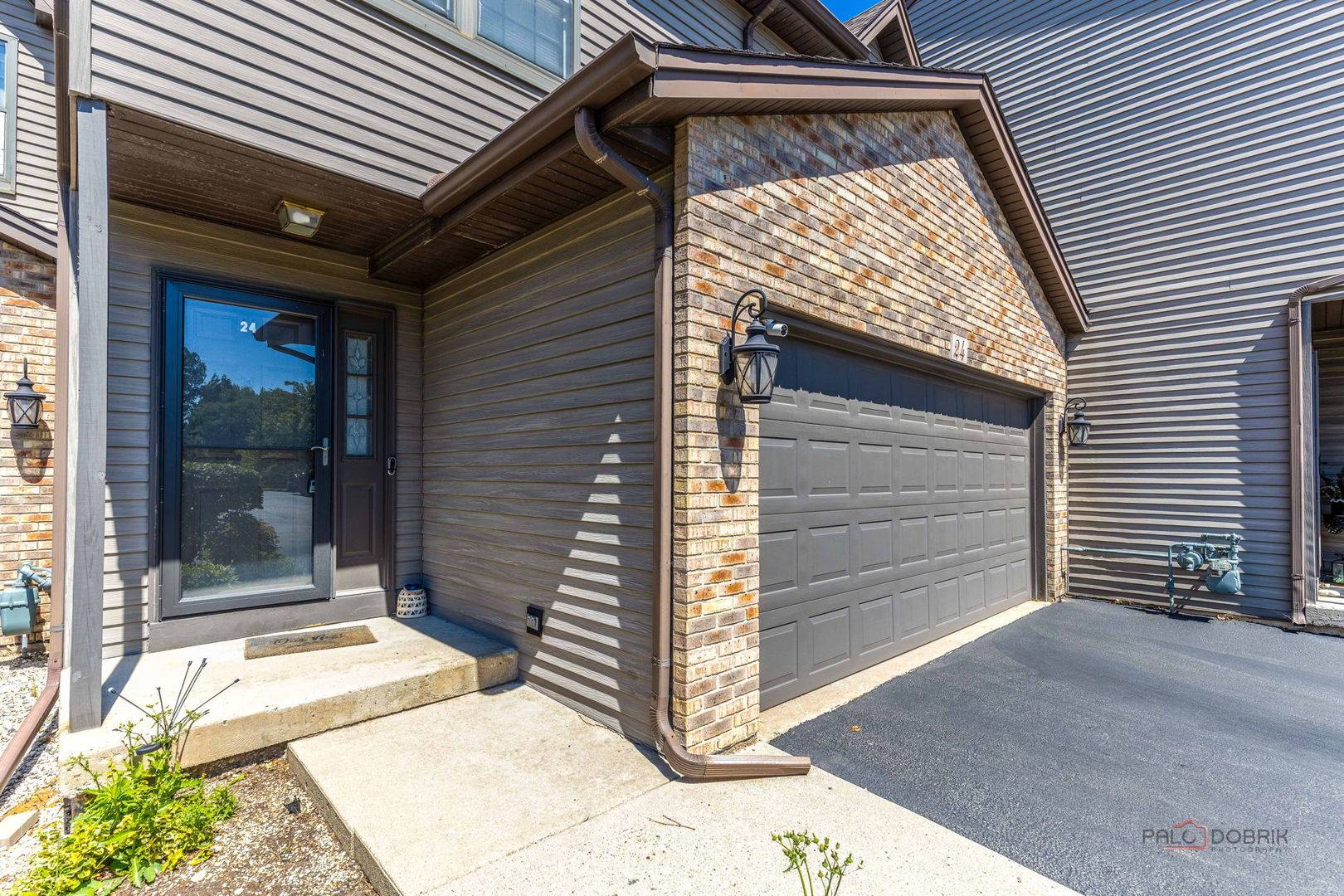 24 Garden Crescent CT, Elgin, IL 60123