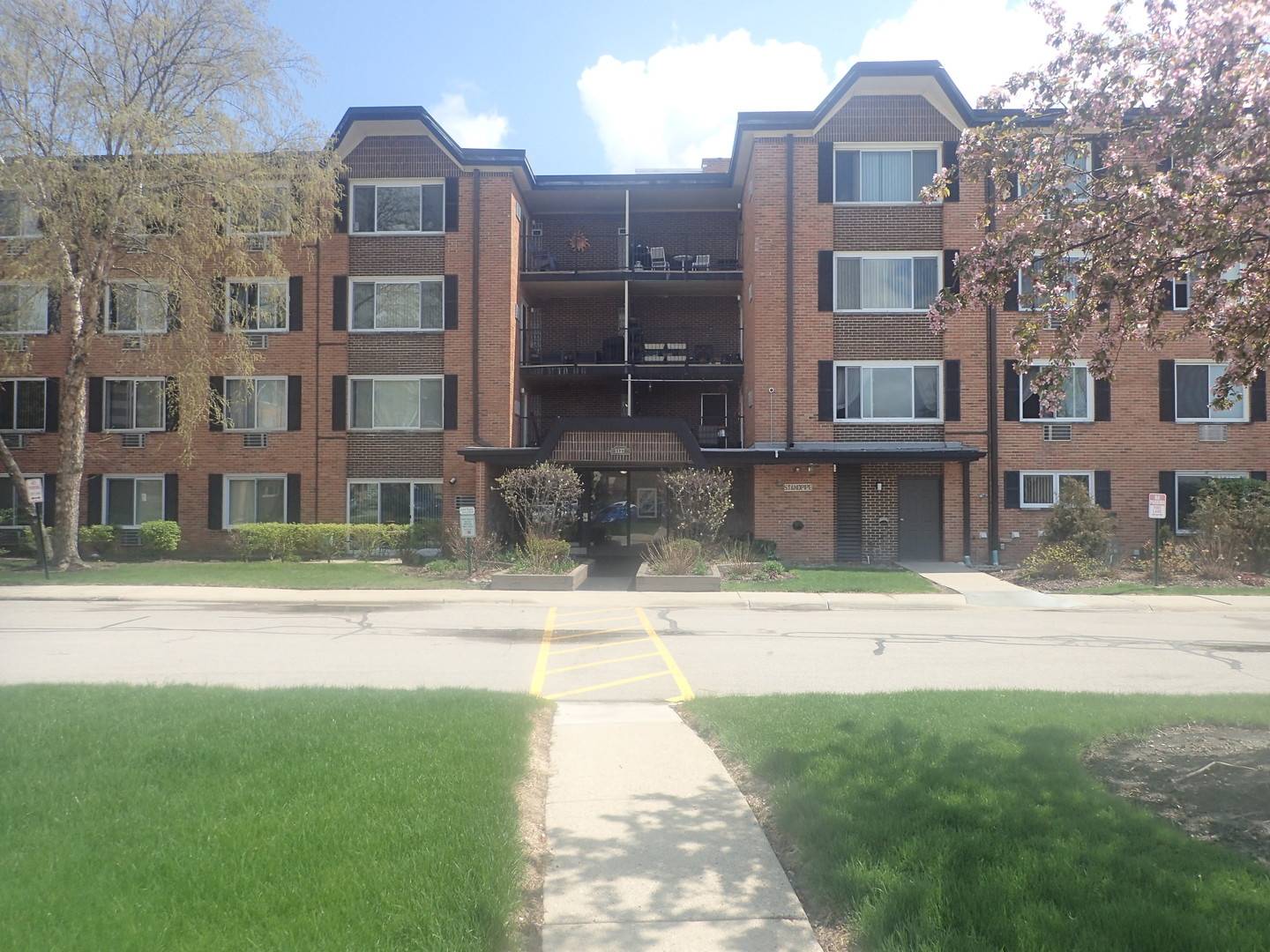 1127 S Old Wilke RD #101, Arlington Heights, IL 60005