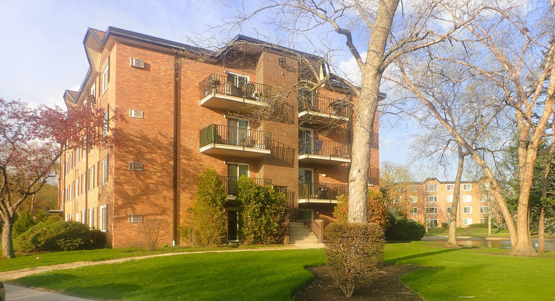 1127 S Old Wilke RD #101, Arlington Heights, IL 60005